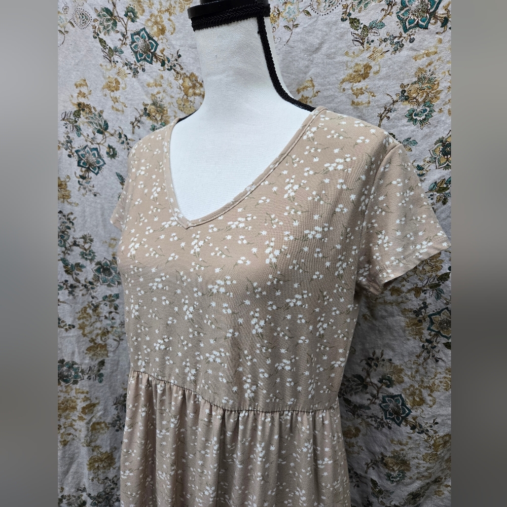 Nwot super soft flowy dress size Large. Has super pretty floral pattern. See 📸
